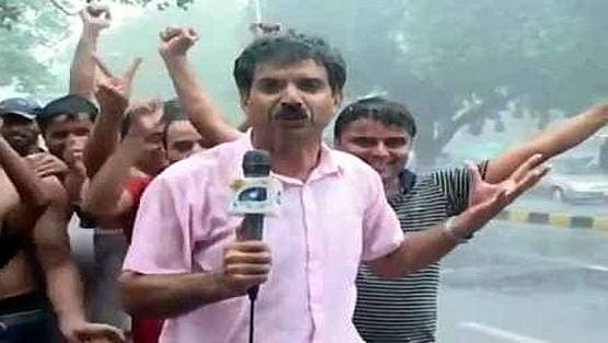 शहंशाह बना रिपोर्टर, शाही अंदाज में शूट, PAK के इस वीडियो पर लोग लोटपोट