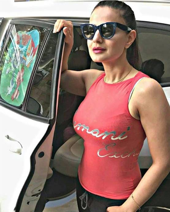 ब्रेकअप से दुखी अश्मित से मिलीं अमीषा पटेल, होगा भाई-बहन में पैचअप?