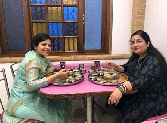 अनुराधा पौडवाल पर 50 करोड़ का केस, महिला ने किया बेटी होने का दावा