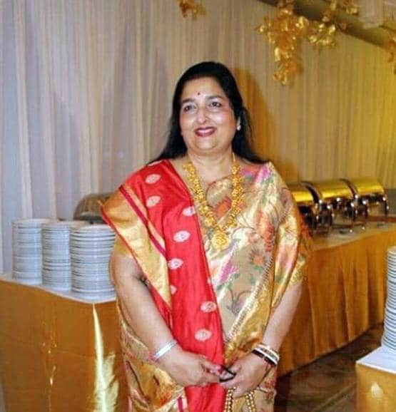 अनुराधा पौडवाल पर 50 करोड़ का केस, महिला ने किया बेटी होने का दावा