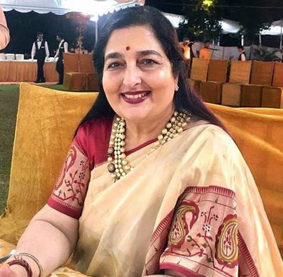 अनुराधा पौडवाल पर 50 करोड़ का केस, महिला ने किया बेटी होने का दावा