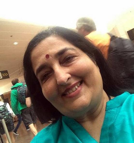 अनुराधा पौडवाल पर 50 करोड़ का केस, महिला ने किया बेटी होने का दावा