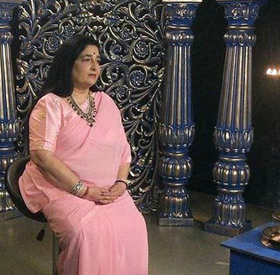 अनुराधा पौडवाल पर 50 करोड़ का केस, महिला ने किया बेटी होने का दावा