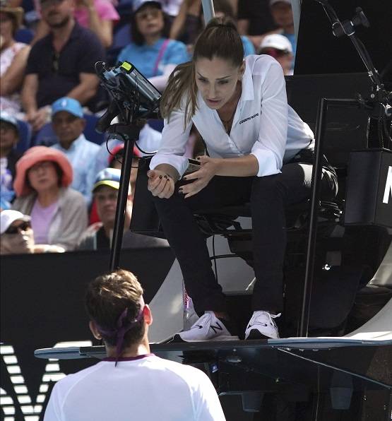 फेडरर की सरेआम की बोलती बंद, इस खूबसूरत अंपायर के दीवाने हुए फैंस