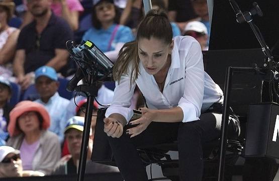 फेडरर की सरेआम की बोलती बंद, इस खूबसूरत अंपायर के दीवाने हुए फैंस