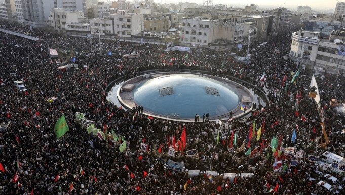 सुलेमानी की अंतिम विदाई में फूट-फूटकर रोए खुमैनी, सड़कों पर उमड़ा हुजूम