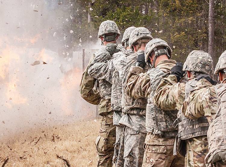 ईरान को ऐसे घेर रखा है US ने, खाड़ी में 100 से ज्यादा बेस