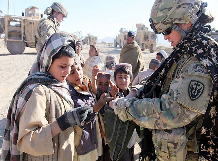 ईरान को ऐसे घेर रखा है US ने, खाड़ी में 100 से ज्यादा बेस