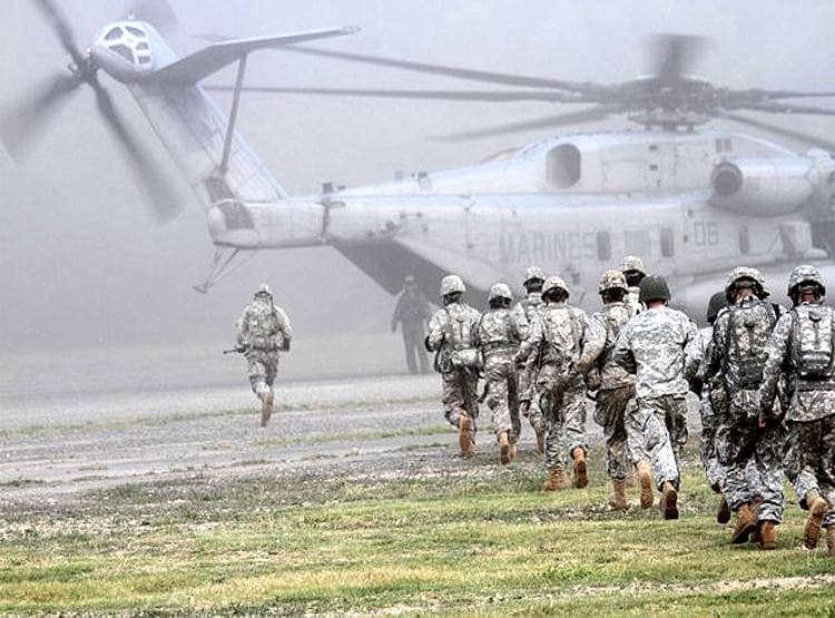 ईरान को ऐसे घेर रखा है US ने, खाड़ी में 100 से ज्यादा बेस