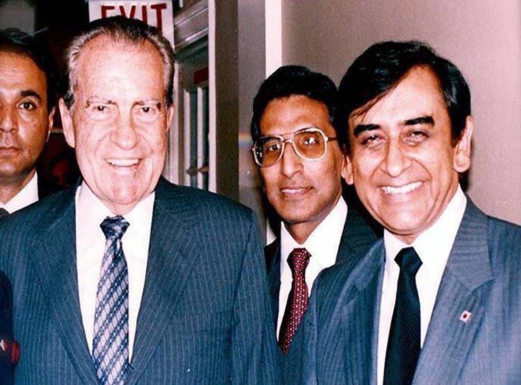 अदनान सामी के पिता को आज भी हीरो मानता है PAK, भारत पर बरसाए थे बम