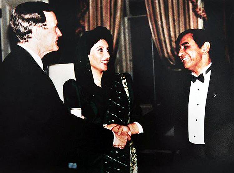 अदनान सामी के पिता को आज भी हीरो मानता है PAK, भारत पर बरसाए थे बम