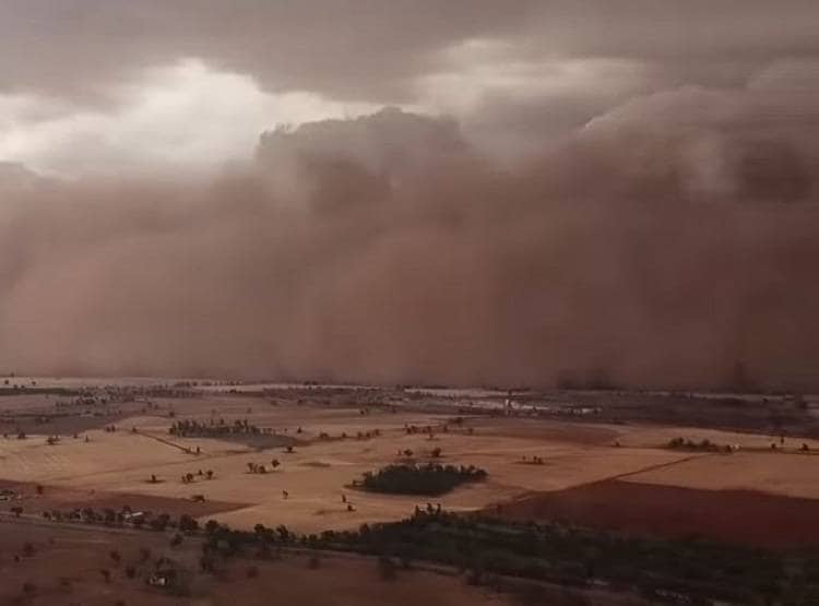 ऑस्ट्रेलिया में आग के बाद धूल भरी आंधी का तांडव, कई शहरों में बिजली कटी