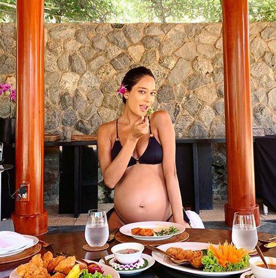 मौनी से भू‍मि तक, सोशल मीडिया पर वायरल एक्ट्रेसेस का बिकिनी अवतार