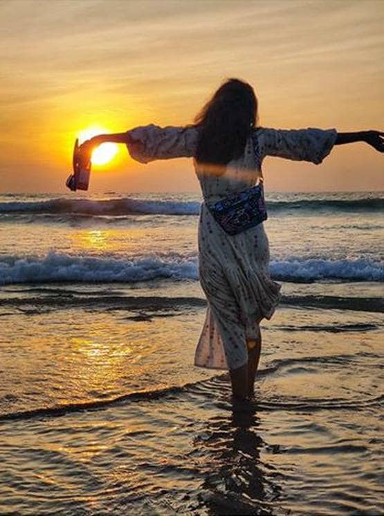 समंदर किनारे बिकिनी में दिखीं 'दिया और बाती हम' की अदिति