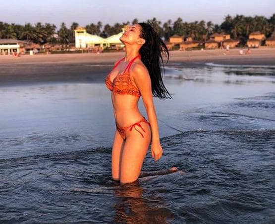 मौनी से भू‍मि तक, सोशल मीडिया पर वायरल एक्ट्रेसेस का बिकिनी अवतार