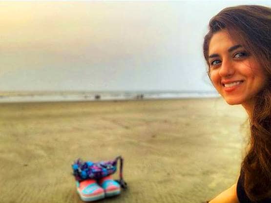 समंदर किनारे बिकिनी में दिखीं 'दिया और बाती हम' की अदिति