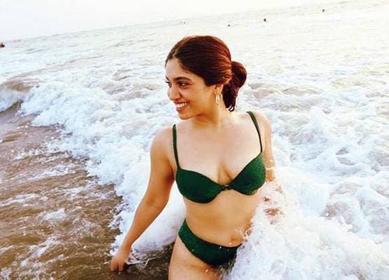 मौनी से भू‍मि तक, सोशल मीडिया पर वायरल एक्ट्रेसेस का बिकिनी अवतार