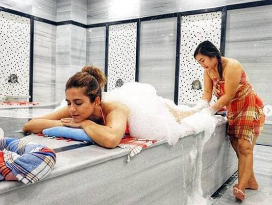 समंदर किनारे बिकिनी में दिखीं 'दिया और बाती हम' की अदिति