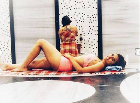 समंदर किनारे बिकिनी में दिखीं 'दिया और बाती हम' की अदिति