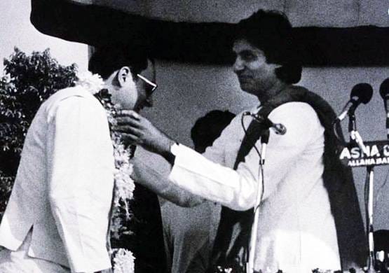 शोमैन से लेकर खान स्टार्स तक, कुछ ऐसी रही बॉलीवुड सितारों की पॉलिटिक्स