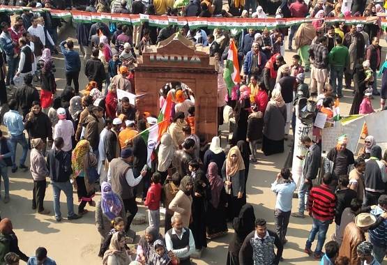 शाहीन बाग में गणतंत्र का जश्न, जनसैलाब के बीच महिलाओं ने फहराया तिरंगा