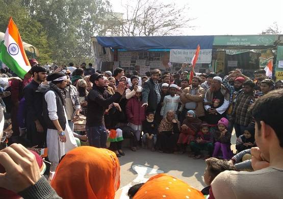 शाहीन बाग में गणतंत्र का जश्न, जनसैलाब के बीच महिलाओं ने फहराया तिरंगा