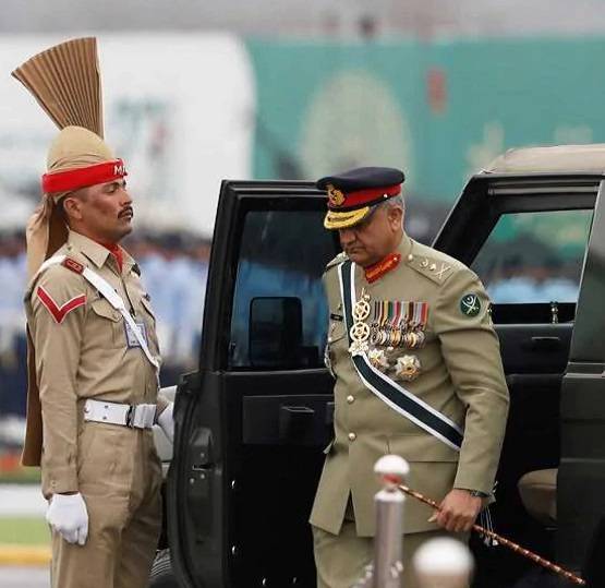 सुप्रीम कोर्ट ने दी चेतावनी तो बाजवा के लिए इमरान ने बुलाया संसद सत्र