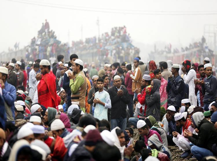 न पटरी दिखती है-न रेल, ये है दुनिया की सबसे ज्यादा भीड़ वाली ट्रेन