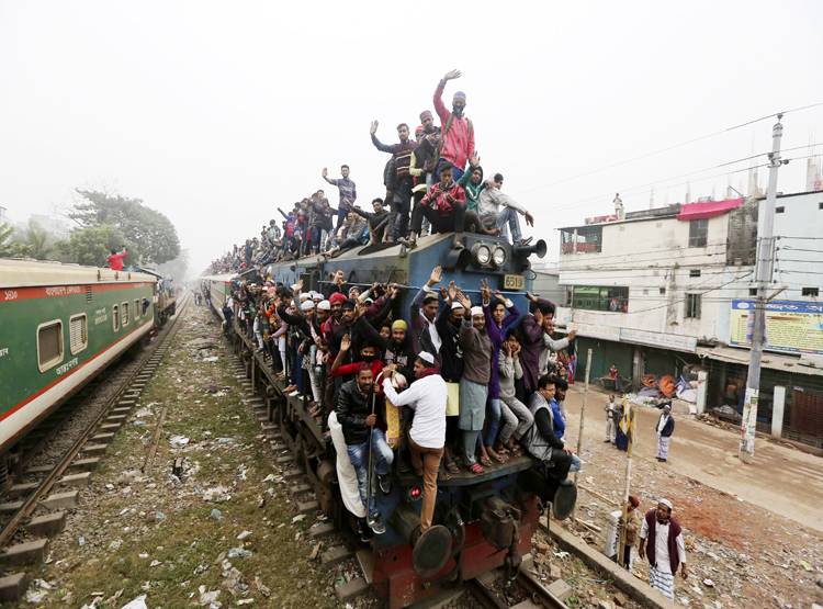 न पटरी दिखती है-न रेल, ये है दुनिया की सबसे ज्यादा भीड़ वाली ट्रेन