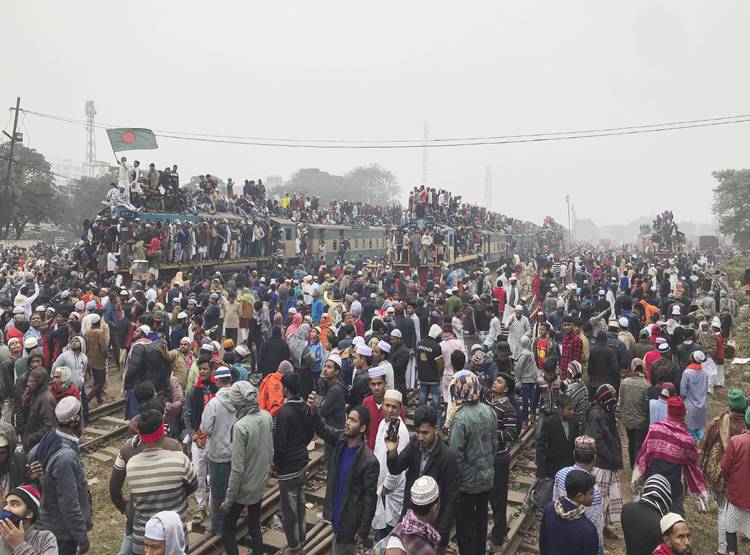 न पटरी दिखती है-न रेल, ये है दुनिया की सबसे ज्यादा भीड़ वाली ट्रेन