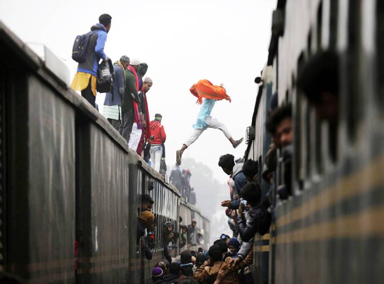 न पटरी दिखती है-न रेल, ये है दुनिया की सबसे ज्यादा भीड़ वाली ट्रेन