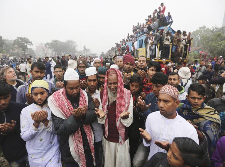 न पटरी दिखती है-न रेल, ये है दुनिया की सबसे ज्यादा भीड़ वाली ट्रेन