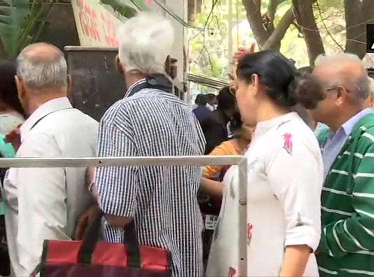 21 साल पुराने बैंक पर RBI ने लगा दी पाबंदी, ग्राहकों की बढ़ी मुसीबत