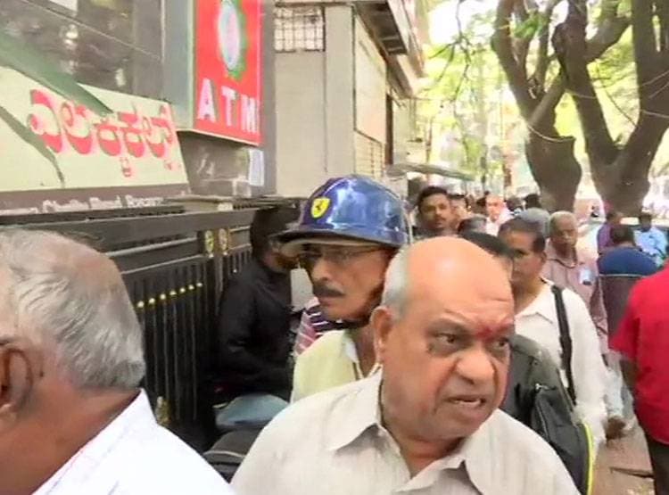 21 साल पुराने बैंक पर RBI ने लगा दी पाबंदी, ग्राहकों की बढ़ी मुसीबत