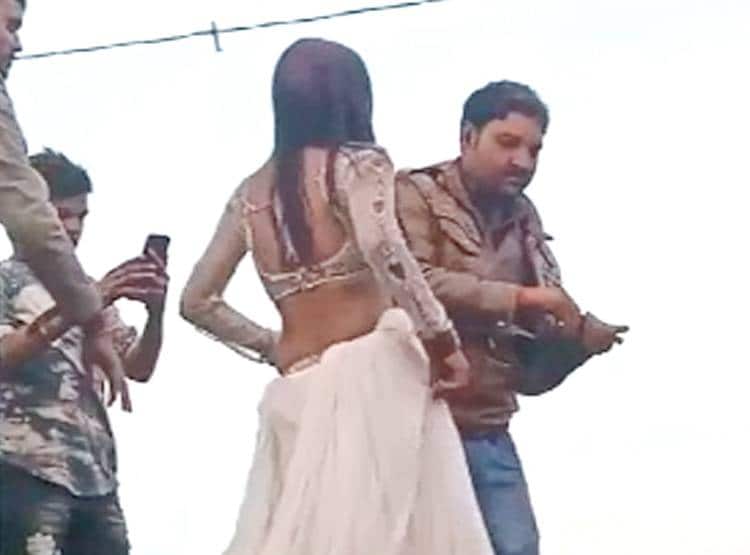 अवैध तमंचे से फायरिंग, बालाओं संग डांस, सरपंची के जश्न का वीड‍ियो वायरल