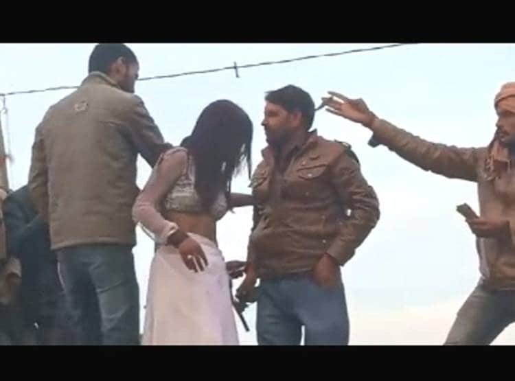 अवैध तमंचे से फायरिंग, बालाओं संग डांस, सरपंची के जश्न का वीड‍ियो वायरल