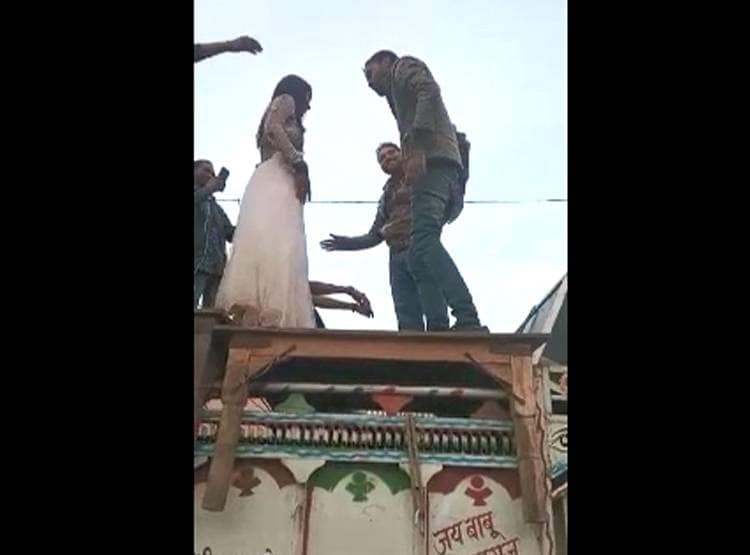 अवैध तमंचे से फायरिंग, बालाओं संग डांस, सरपंची के जश्न का वीड‍ियो वायरल