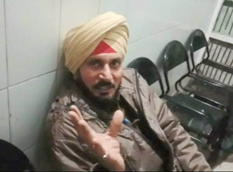 शराब छोड़ने की नसीहत देता था थानेदार, टुन्न होकर खुद क‍िया एक्सीडेंट