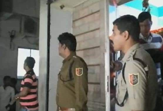 ब्यूटी पार्लर में चल रहा था जिस्म का धंधा, ग्राहक बन पहुंची पुलिस, फिर...