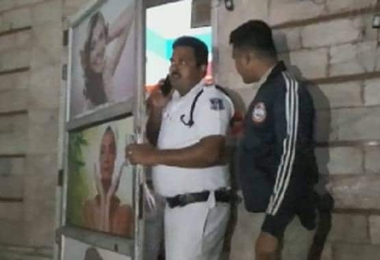 ब्यूटी पार्लर में चल रहा था जिस्म का धंधा, ग्राहक बन पहुंची पुलिस, फिर...