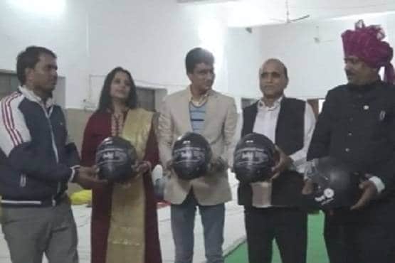 अनूठी शादी, बारातियों को दिया हेल्मेट तो वापस कर दिया पूरा दहेज