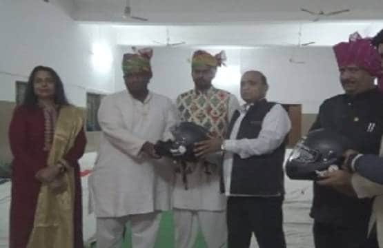 अनूठी शादी, बारातियों को दिया हेल्मेट तो वापस कर दिया पूरा दहेज