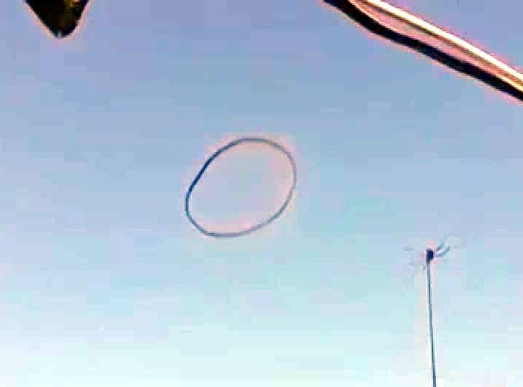 लाहौर के आसमान में अजीबोगरीब चीज, एलियन समझ डर गए लोग, देखिए वीडियो