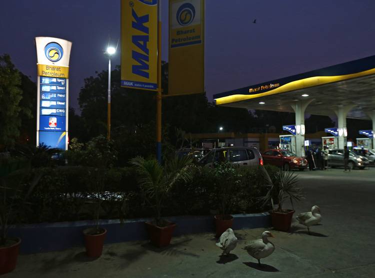 आर्थिक मोर्चे पर झटका, लटक जाएगा BPCL-कॉनकॉर का विनिवेश!