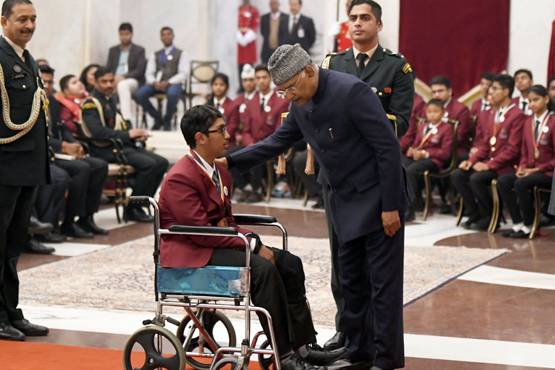 खाई में गिरने से बचाई कार, आतंकियों से बचाया परिवार, ऐसे हैं ये बहादुर बच्चे