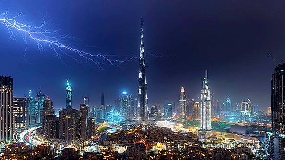 बुर्ज खलीफा पर गिरी बिजली, 7 साल से इंतजार कर रहा था शख्स