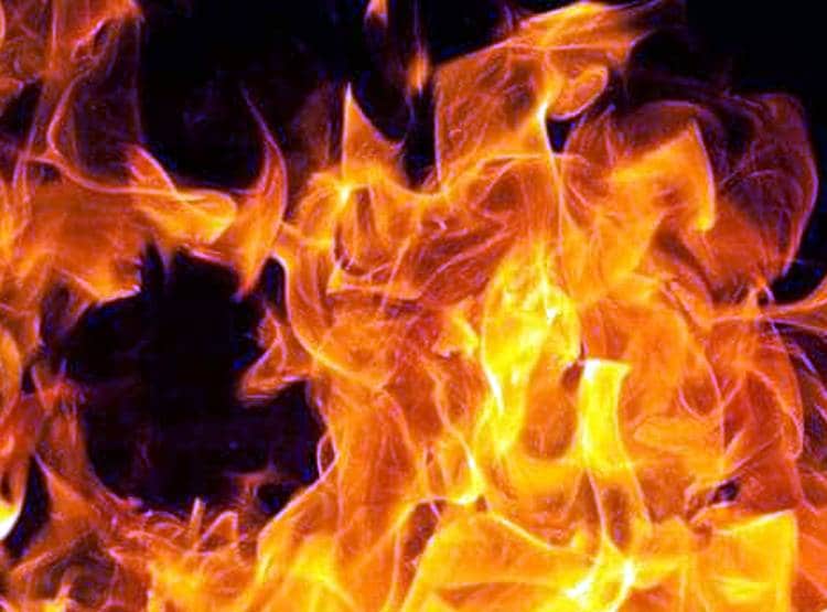 प्रेमी से म‍िलकर आई तो मां ने टोका, गुस्साई बेटी ने ज‍िंदा जलाया