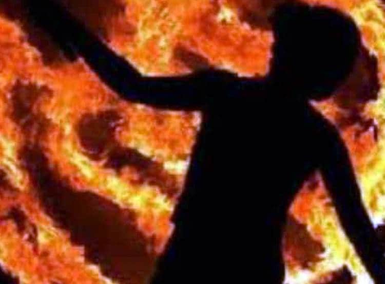 प्रेमी से म‍िलकर आई तो मां ने टोका, गुस्साई बेटी ने ज‍िंदा जलाया