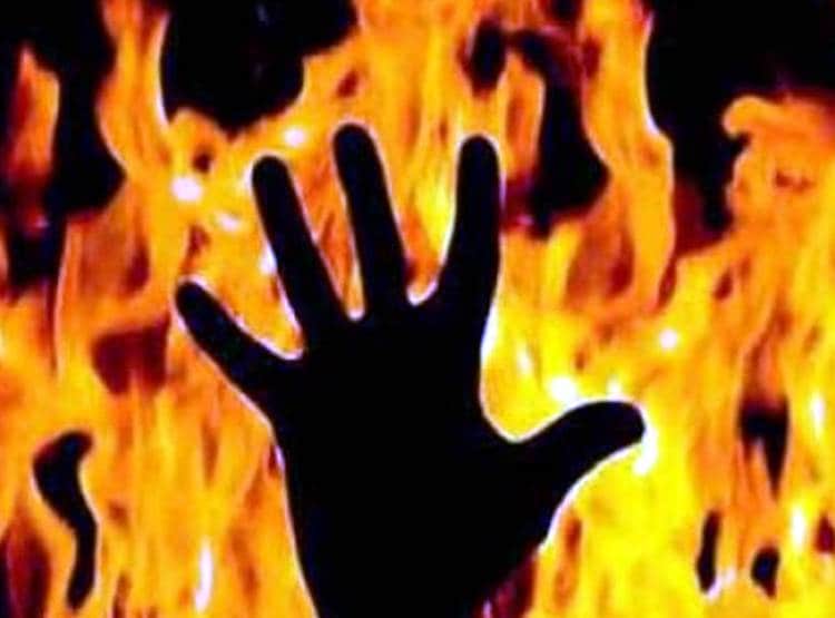 प्रेमी से म‍िलकर आई तो मां ने टोका, गुस्साई बेटी ने ज‍िंदा जलाया