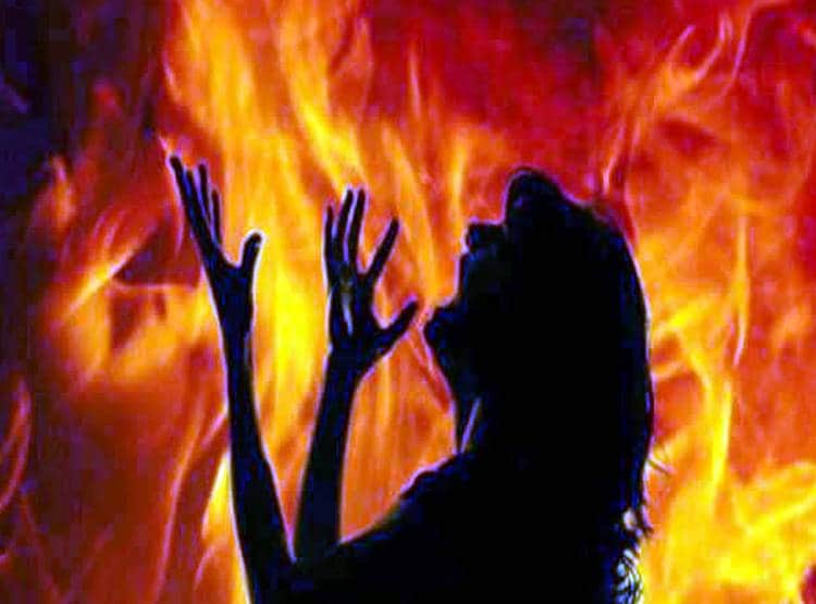 प्रेमी से म‍िलकर आई तो मां ने टोका, गुस्साई बेटी ने ज‍िंदा जलाया